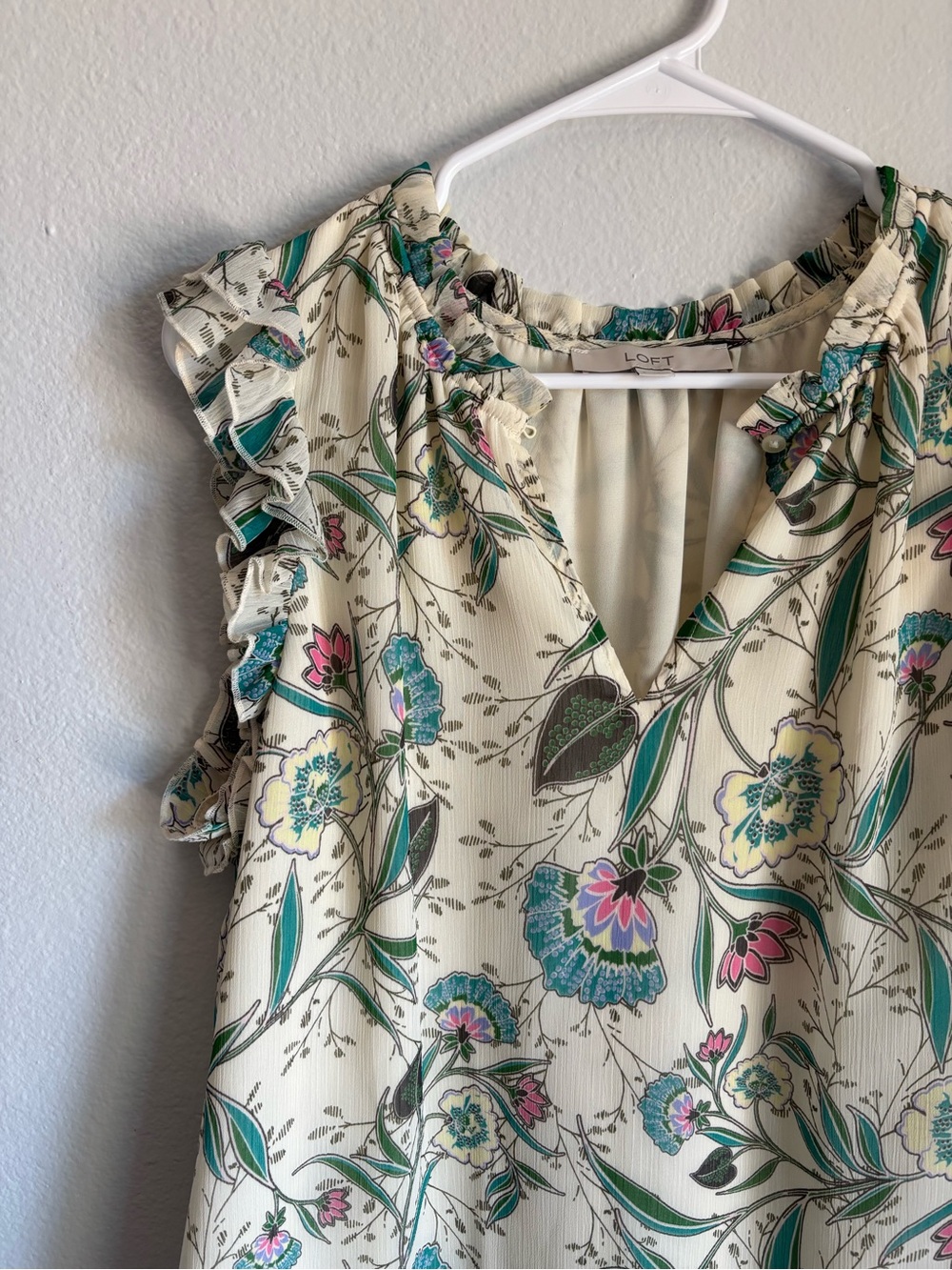 LOFT women’s sz Large Cream Floral Ruffle V-Neck sleeveless blouse top camisole - Picture 3 of 5